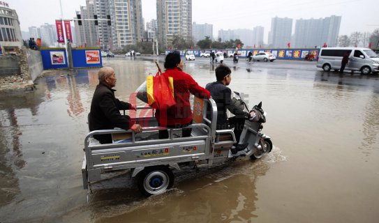 停暖日，管道爆管，馬路變“溫泉”